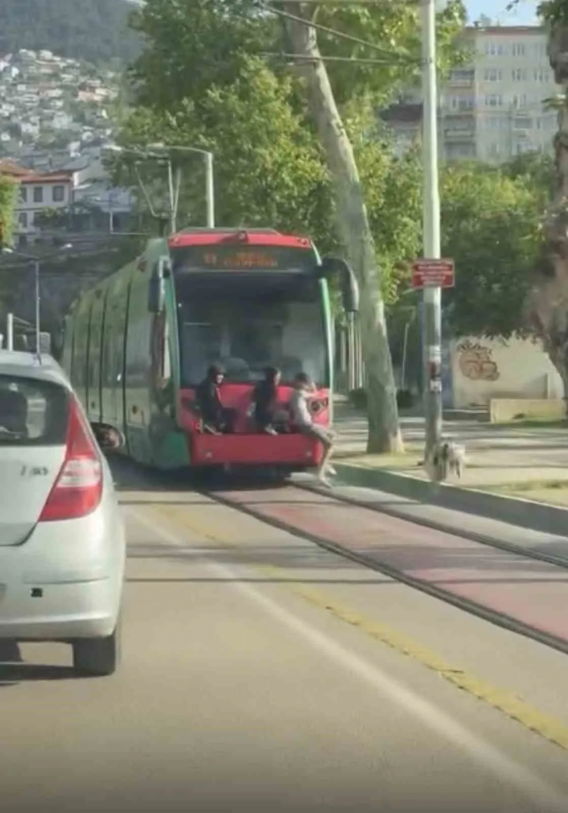 Bursa’da gençlerin tramvay arkasındaki tehlikeli yolculuğu kamerada