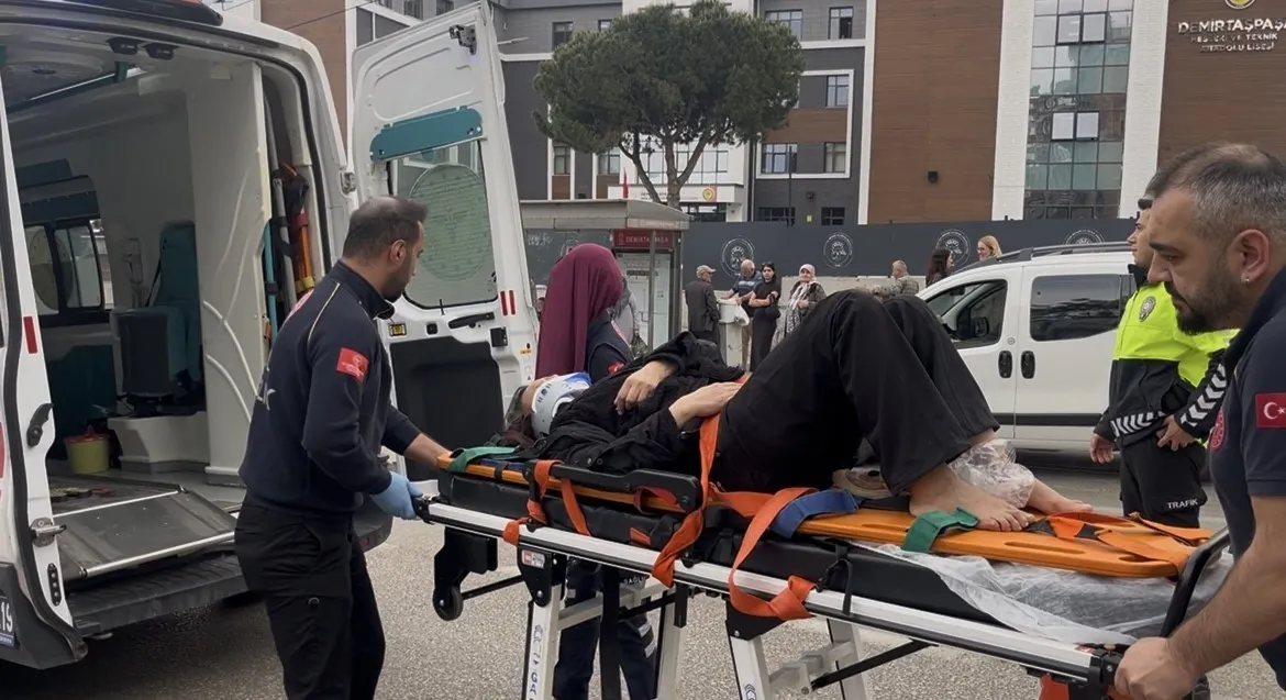 Bursa’da alt geçit yerine yolu kullanan yayaya otomobil çarptı