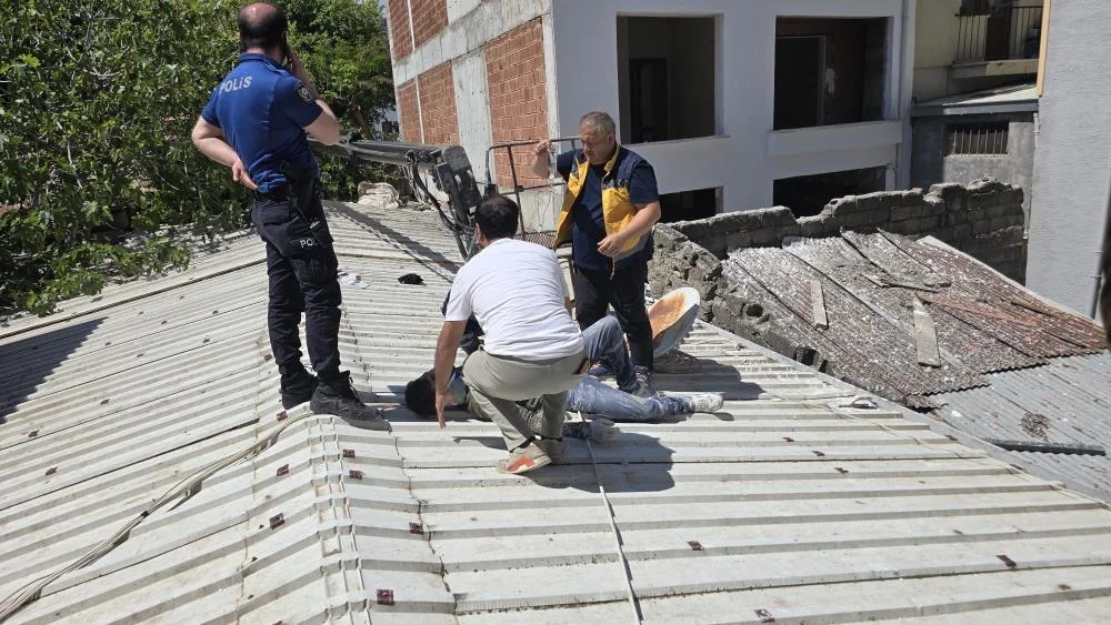 Korkunç kazada çatıya düştüler!