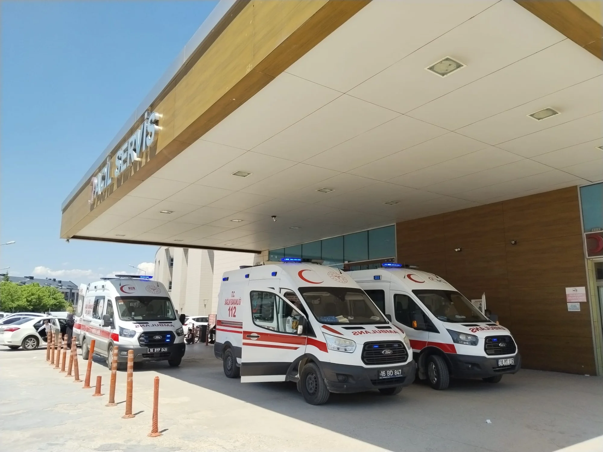 İnegöl’de düğün konvoyunda para almak isteyen çocuğa araba çarptı