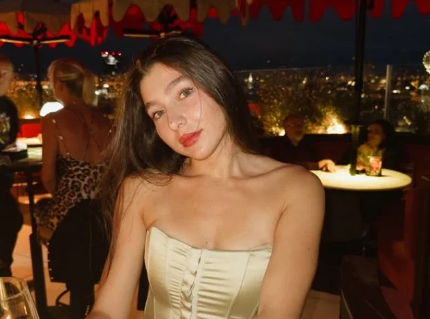 AURA grubunun üyesi Suzy Roumenov kimdir, kaç yaşında, nereli?