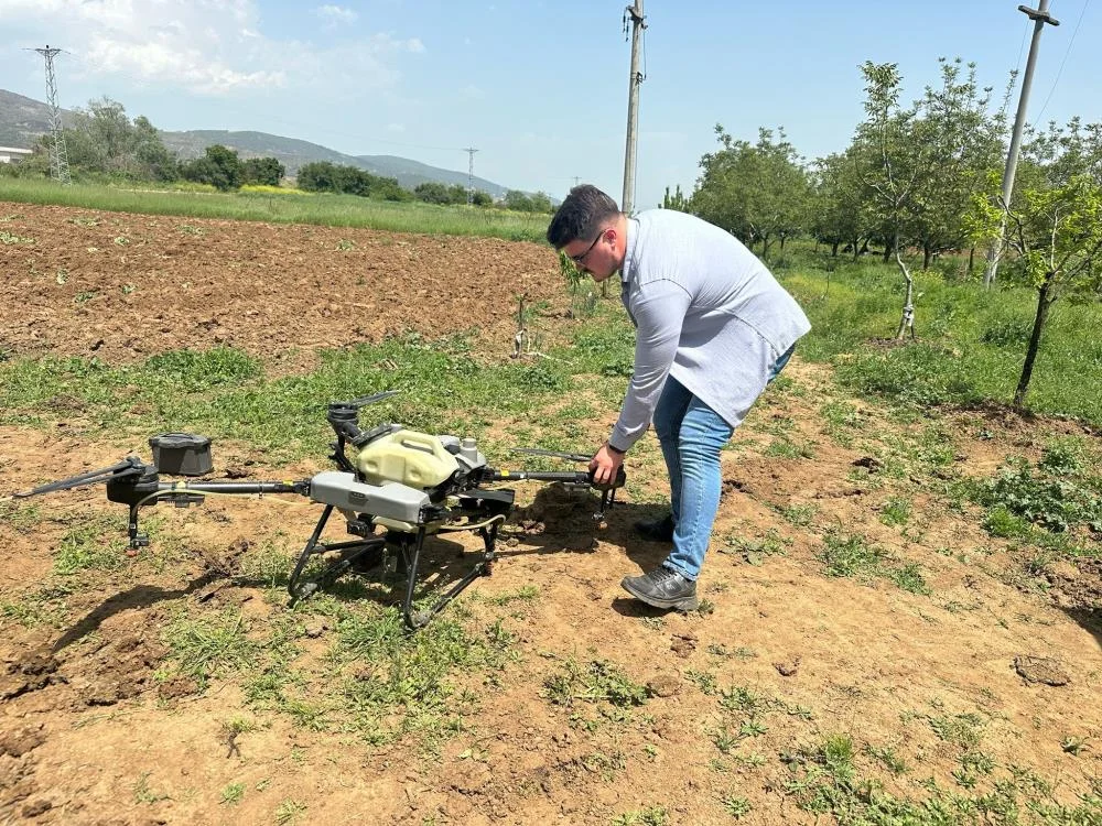 Bursa Kestel’de çiftçiye drone desteği: 10 dakikada gübreleme Bursa Kestel’de çiftçiye drone desteği: 10 dakikada gübreleme