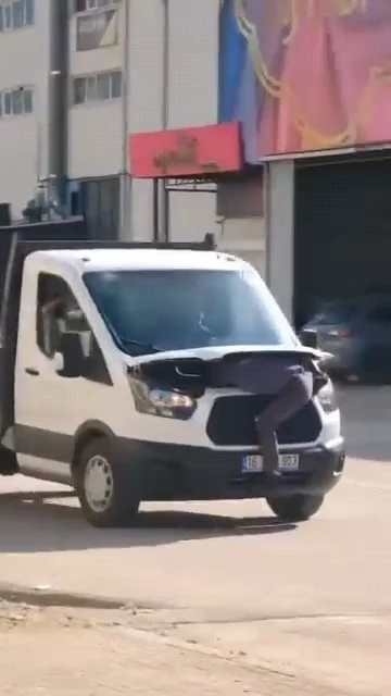 İnegöl'de kamyonetin motorunda yolculuk yaptı, 40 bin TL'yi kurtardı
