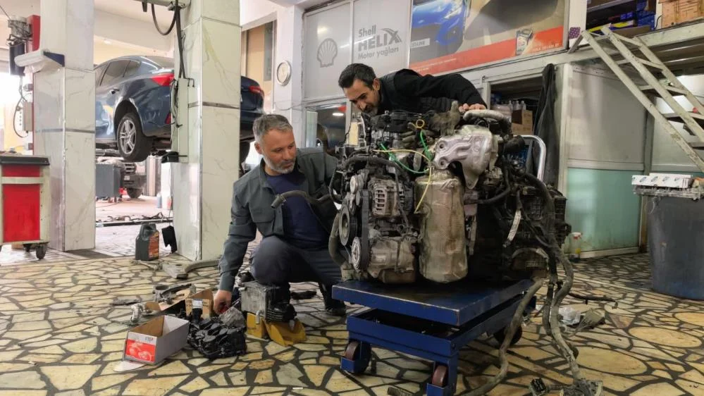 İnegöl'de kamyonetin motorunda yolculuk yaptı, 40 bin TL'yi kurtardı İnegöl'de kamyonetin motorunda yolculuk yaptı, 40 bin TL'yi kurtardı