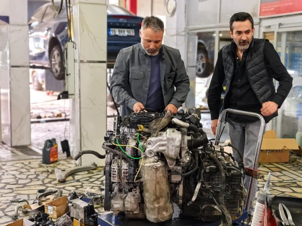 İnegöl'de kamyonetin motorunda yolculuk yaptı, 40 bin TL'yi kurtardı İnegöl'de kamyonetin motorunda yolculuk yaptı, 40 bin TL'yi kurtardı