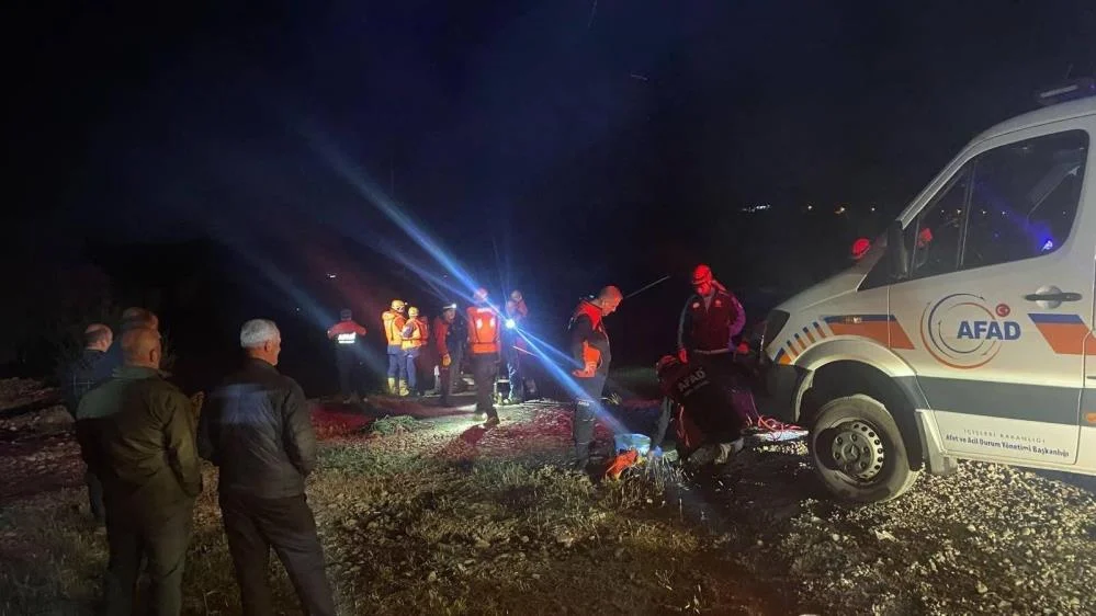 Baraj kapakları açıldı, 4 kişi mahsur kaldı Baraj kapakları açıldı, 4 kişi mahsur kaldı