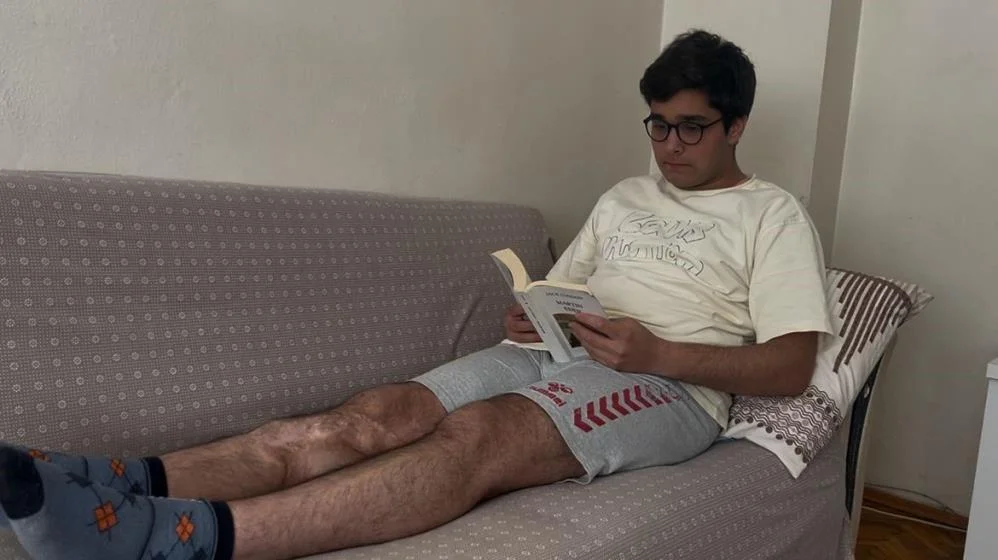 İki aracın arasında sıkışan öğrencinin hayatı altüst oldu İki aracın arasında sıkışan öğrencinin hayatı altüst oldu