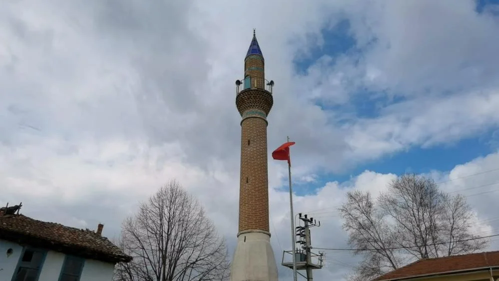 İnegöl'deki bu minareyi gören şaşırıyor! Camisi yok İnegöl'deki bu minareyi gören şaşırıyor! Camisi yok
