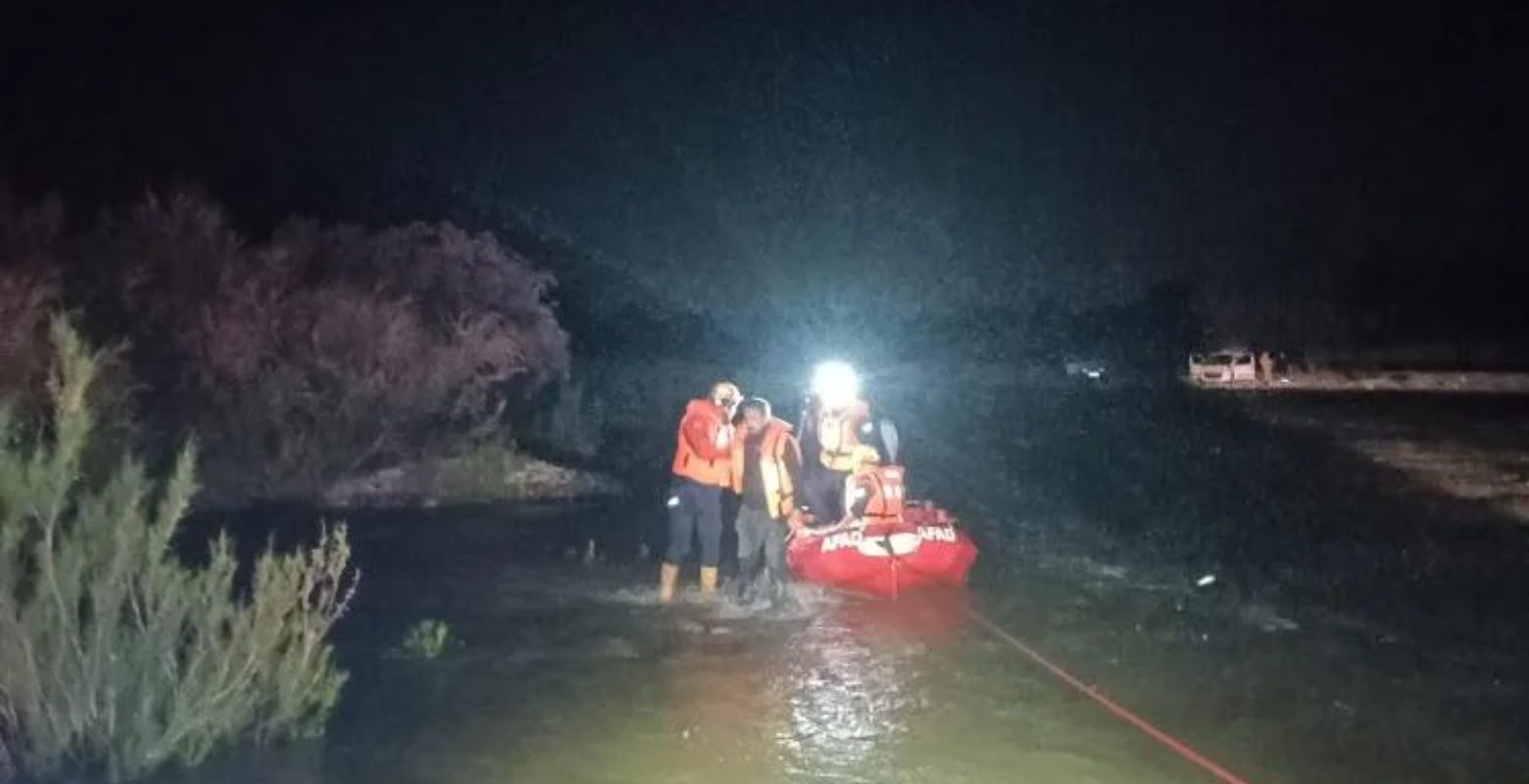 Baraj kapakları açıldı, 4 kişi mahsur kaldı