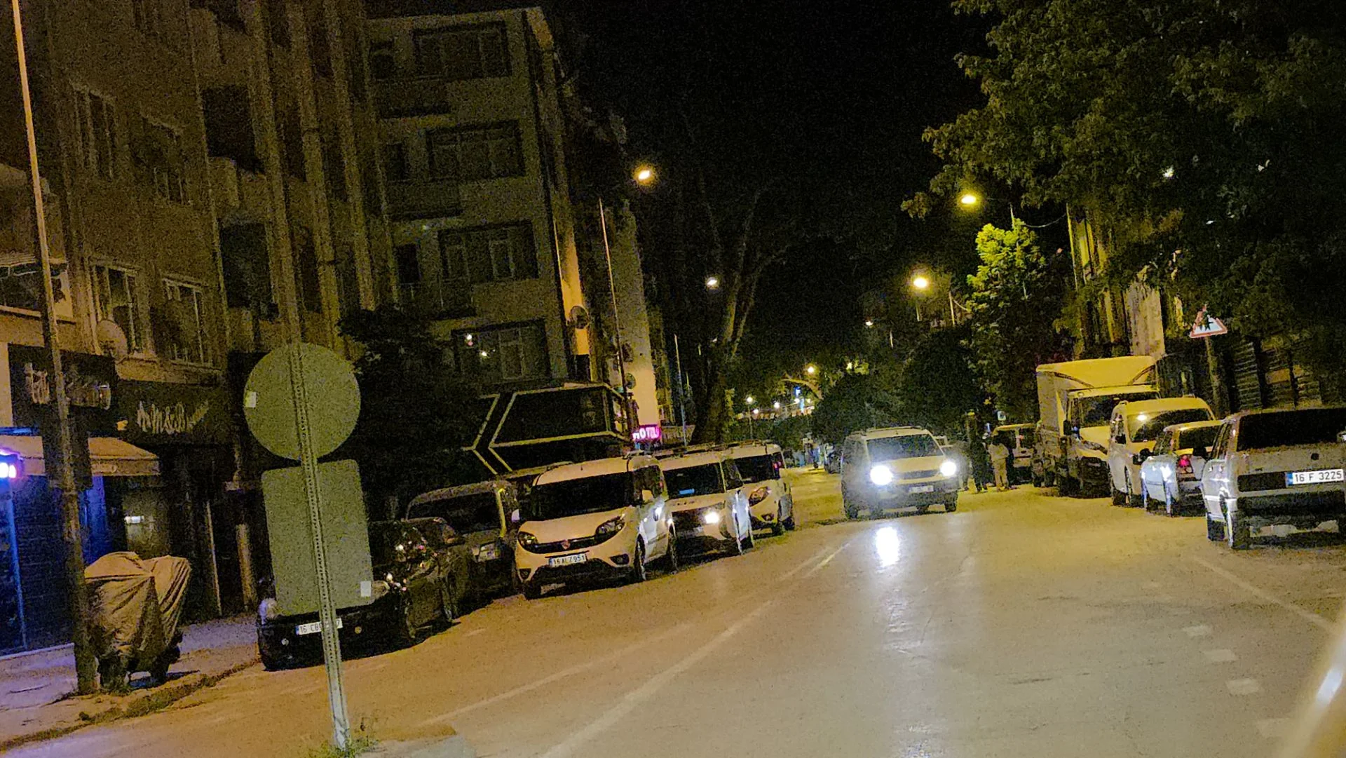 İnegöl’de Gece Yarısı Panik! Sinir Krizi Geçiren Kadın Camları Kırdı İnegöl’de Gece Yarısı Panik! Sinir Krizi Geçiren Kadın Camları Kırdı