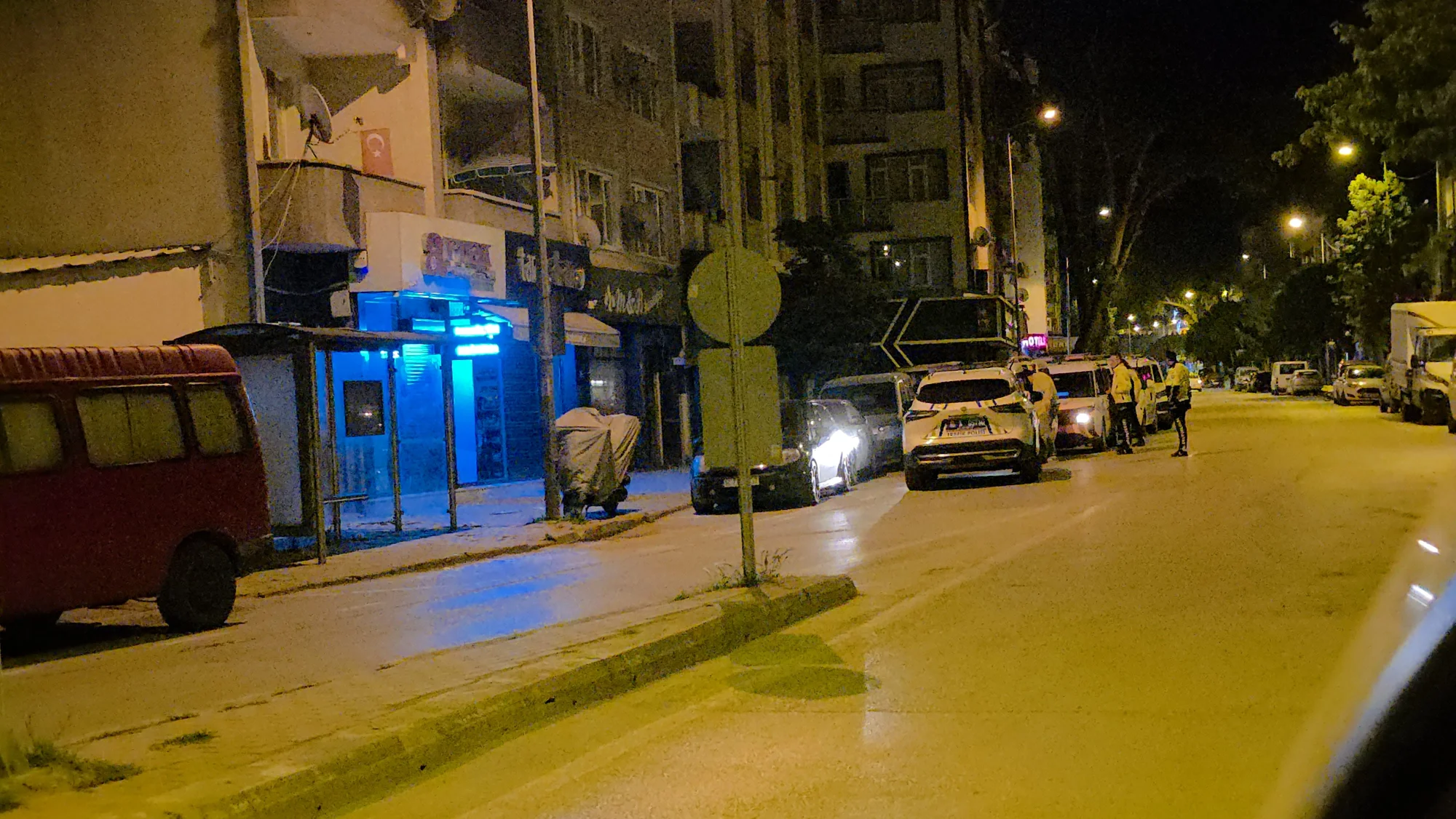 İnegöl’de Gece Yarısı Panik! Sinir Krizi Geçiren Kadın Camları Kırdı