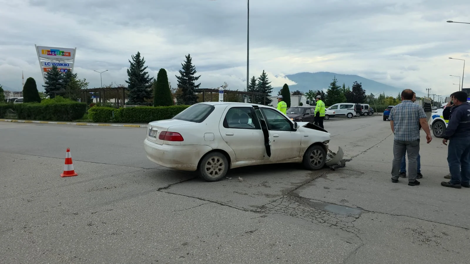İnegöl'de kavşakta feci kaza! 1 yaralı İnegöl'de kavşakta feci kaza! 1 yaralı
