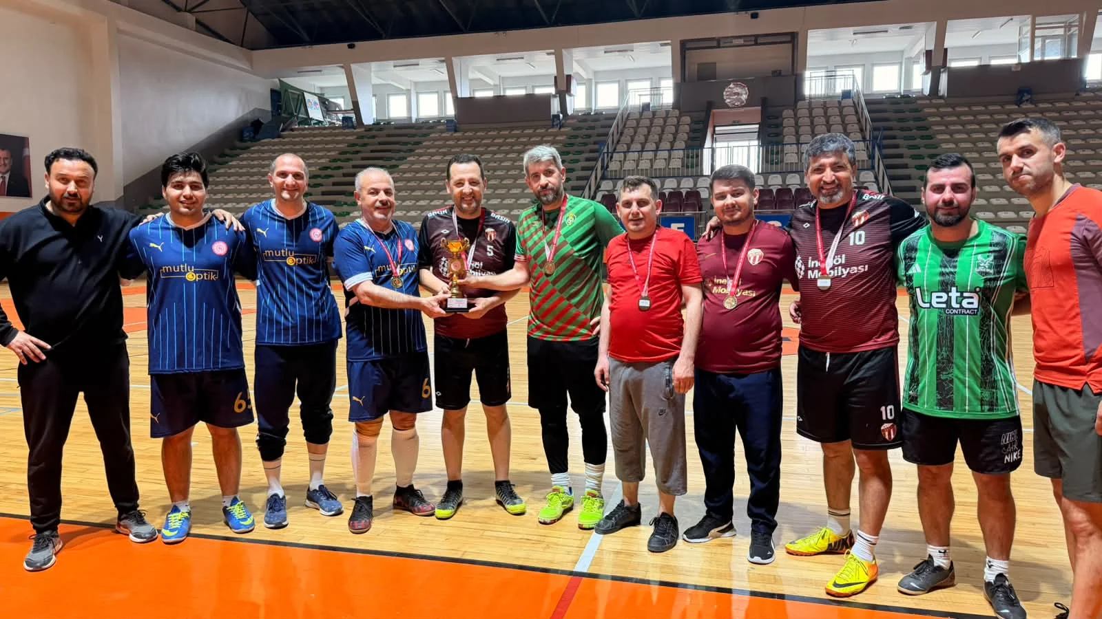 İnegöl'de yerel basın ve Spor Müdürlüğü karşı karşıya geldi İnegöl'de yerel basın ve Spor Müdürlüğü karşı karşıya geldi