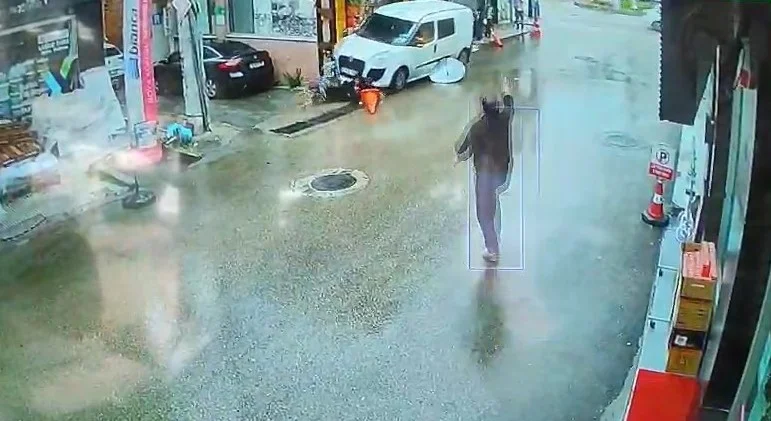 Kadın sürücü dehşet saçtı! Kamyonetle yayaların arasına daldı