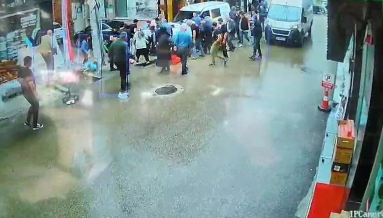 Kadın sürücü dehşet saçtı! Kamyonetle yayaların arasına daldı Kadın sürücü dehşet saçtı! Kamyonetle yayaların arasına daldı