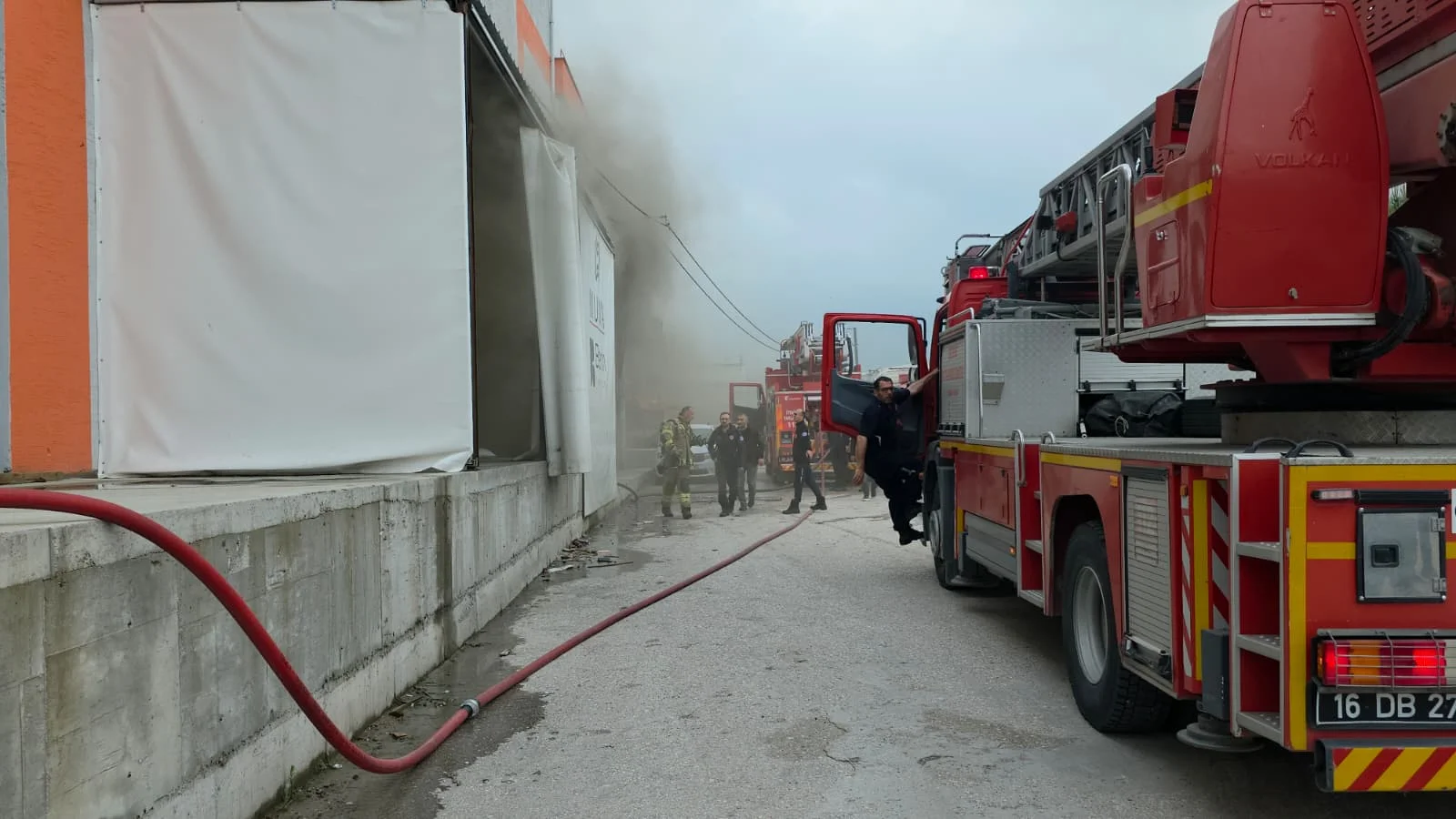 İnegöl'de hareketli dakikalar! Çok sayıda ekip sevk edildi