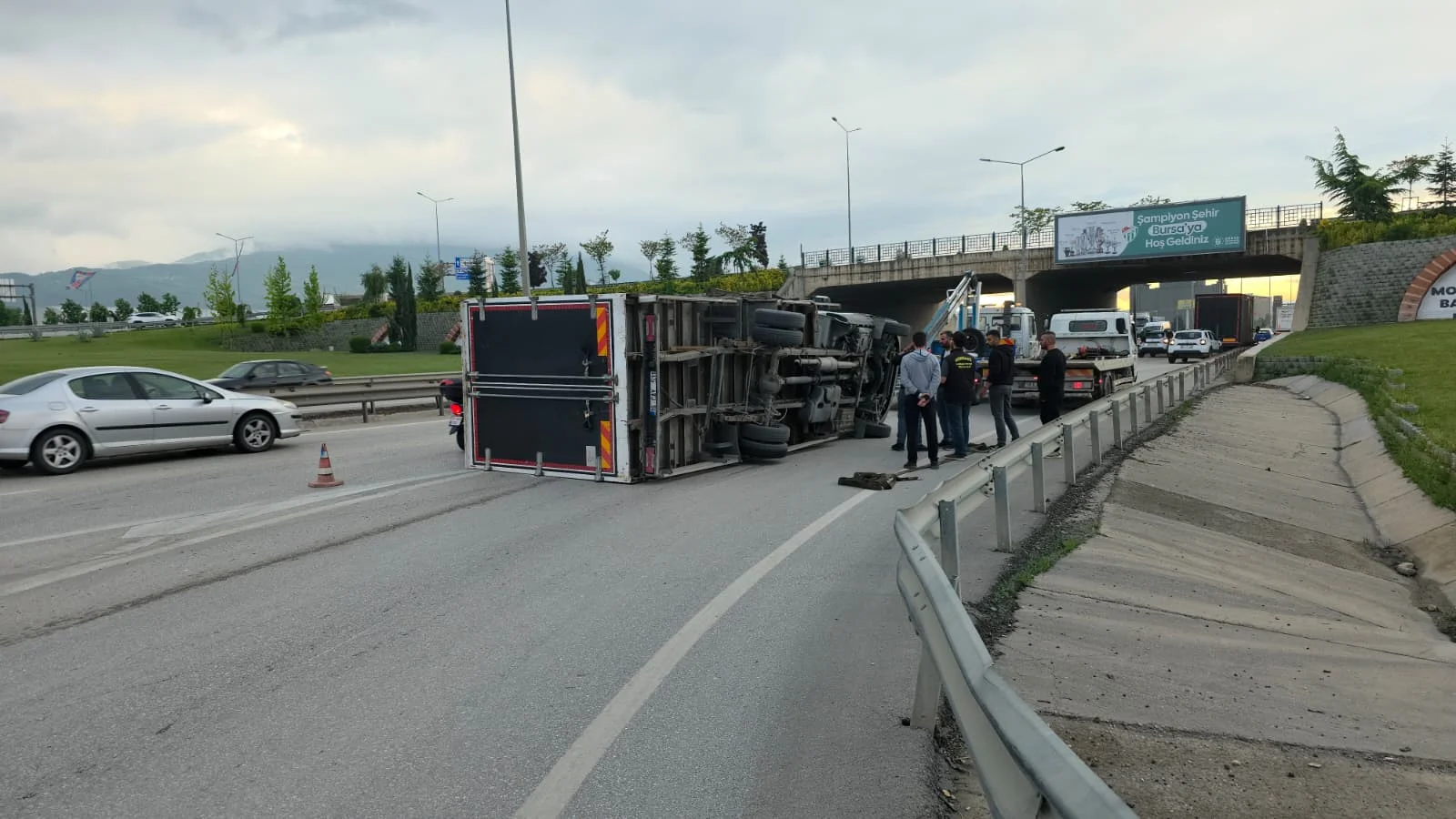 İnegöl'de karton yüklü kamyon devrildi