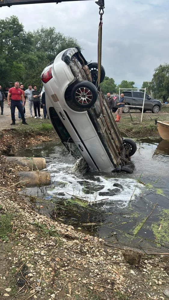 Göle uçan araçta sürücü çıkmayınca alarm verildi!