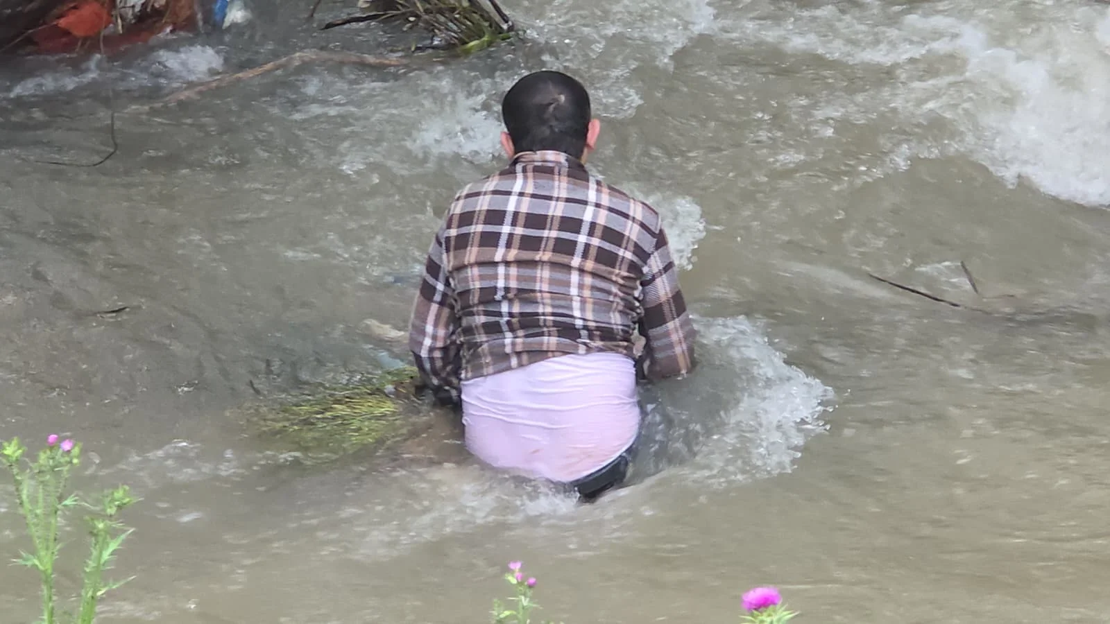 İnegöl’de Dere Kenarında Can Pazarı! Akıntıya Kapılan Adam İçin Seferberlik