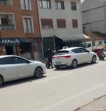 İnegöl'de trafikte gergin anlar! Vatandaşlar araya girdi