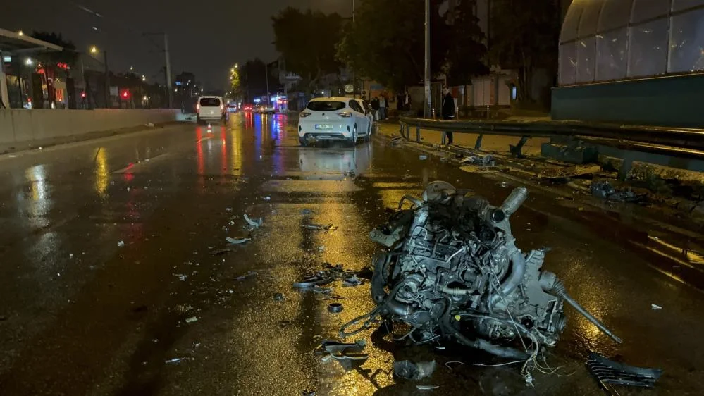 Yağış kaza getirdi! 1'i ağır 2 yaralı