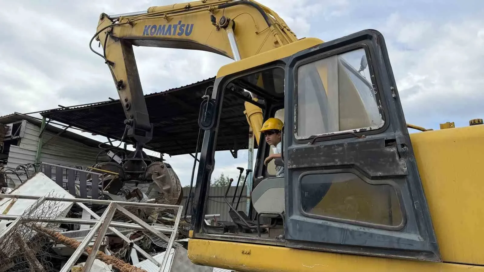 Bursa İznik’te 6 yaşındaki çocuk iş makinesi kullanıyor