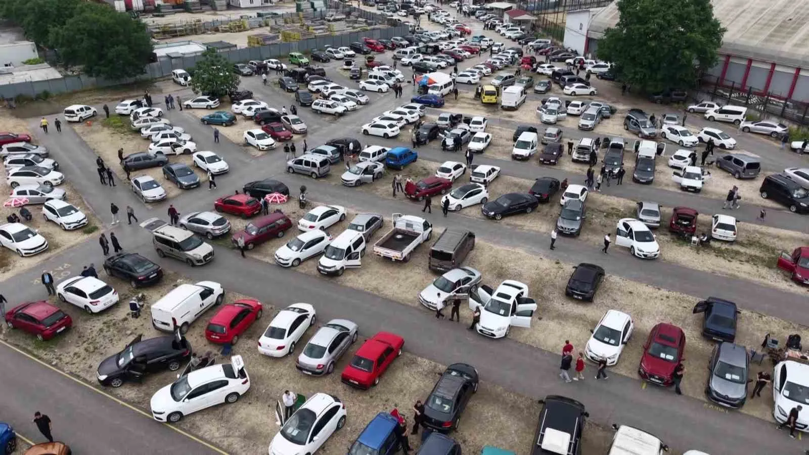Bayram öncesi Bursa oto pazarında yoğunluk