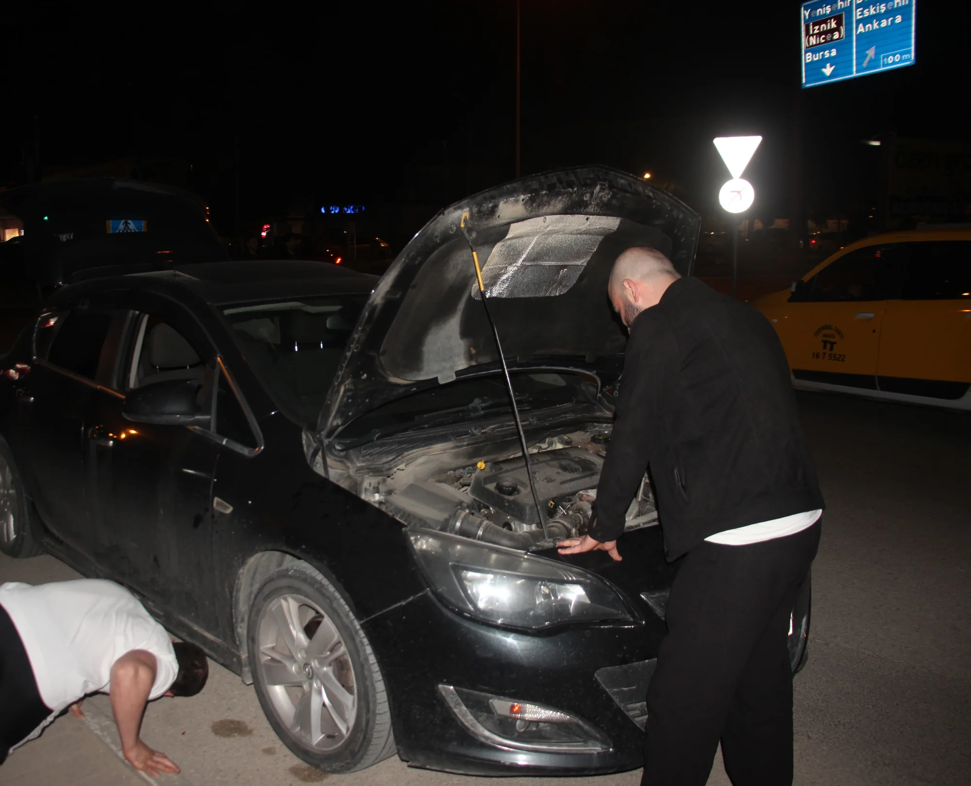 Motor Bölümüne Giren Yavru Kedi Son Anda Kurtarıldı