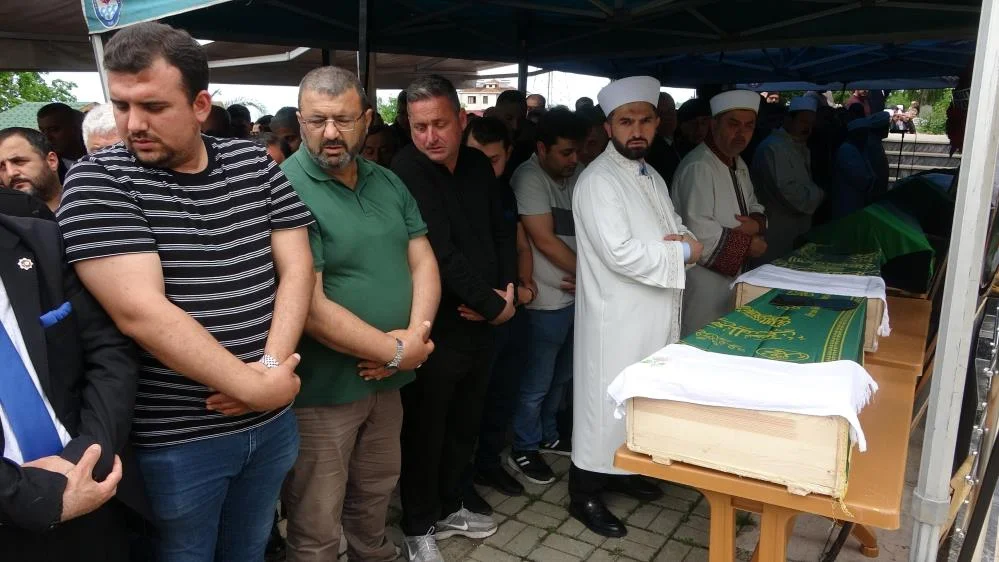 Zincirleme Kazada Ölen Aile Son Yolculuğuna Uğurlandı Zincirleme Kazada Ölen Aile Son Yolculuğuna Uğurlandı