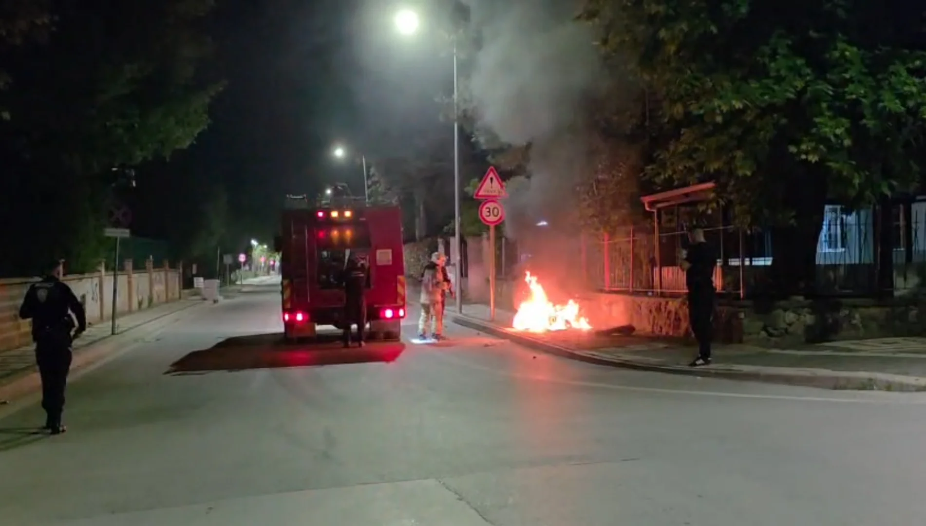 Benzin konulmak istenen motosiklet alev alev yandı