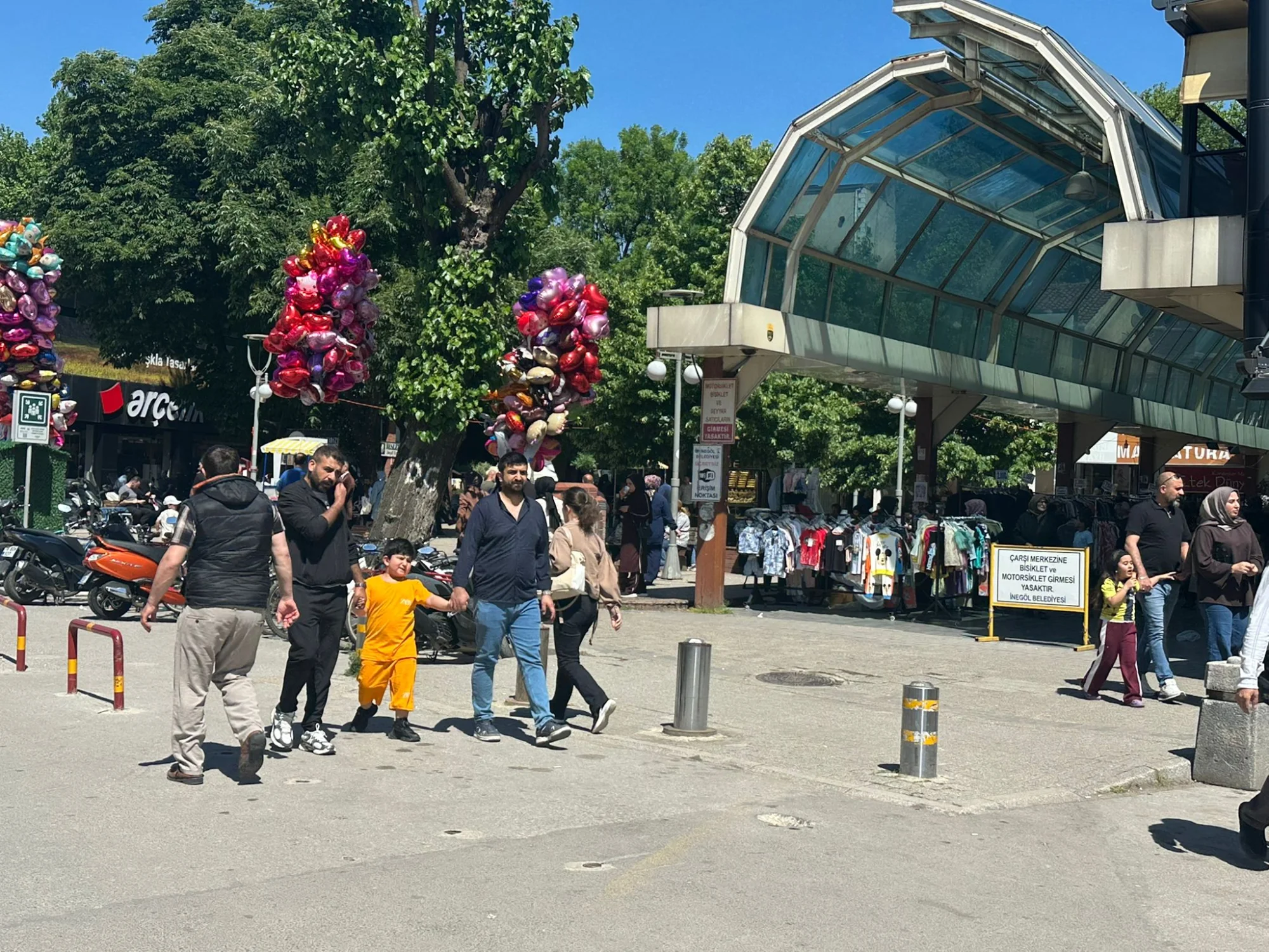 İnegöl Kapalı Çarşı’da arife günü insan seli! Adım atacak yer kalmadı