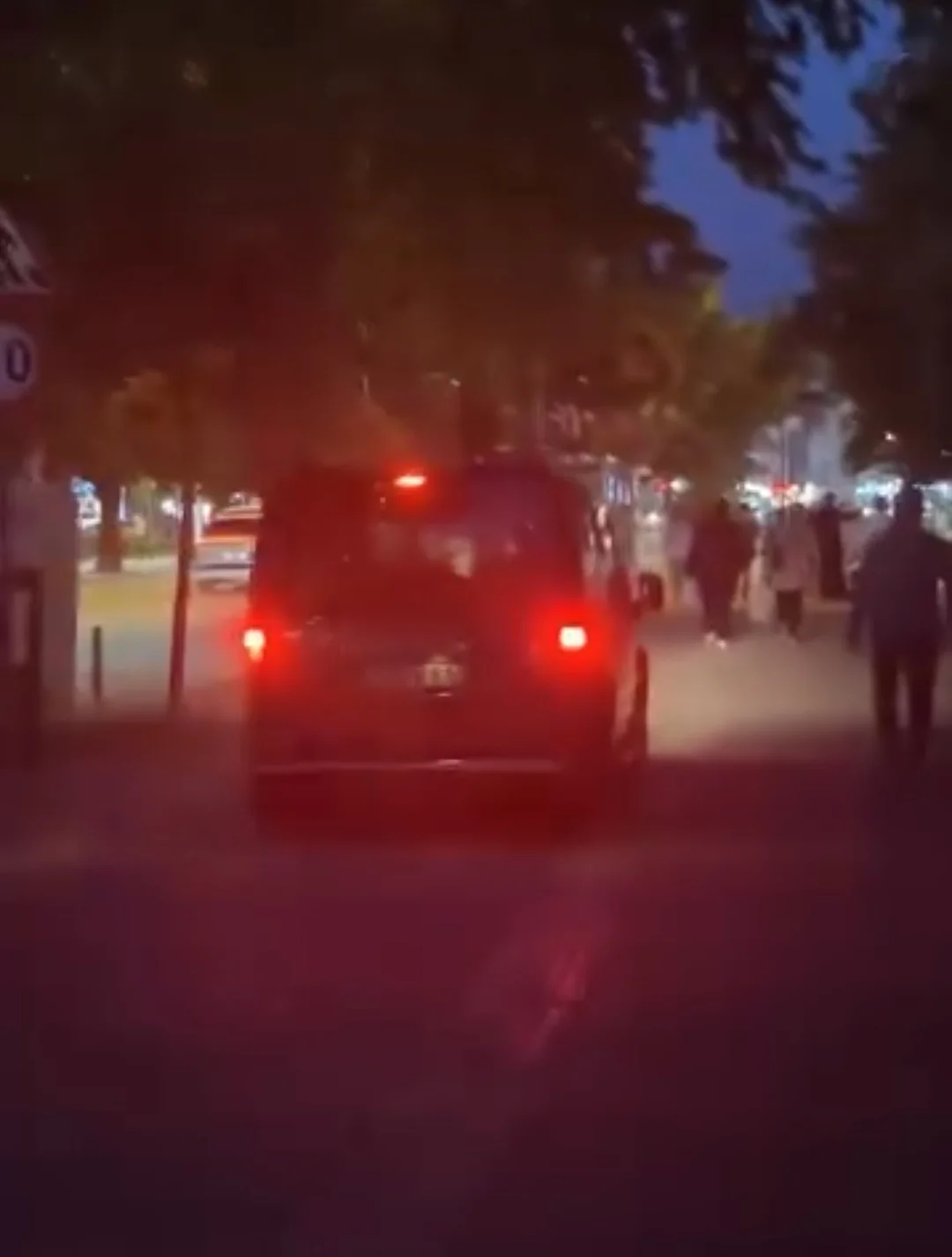 İnegöl'de kaldırımda ilerleyen otomobil kameraya yansıdı