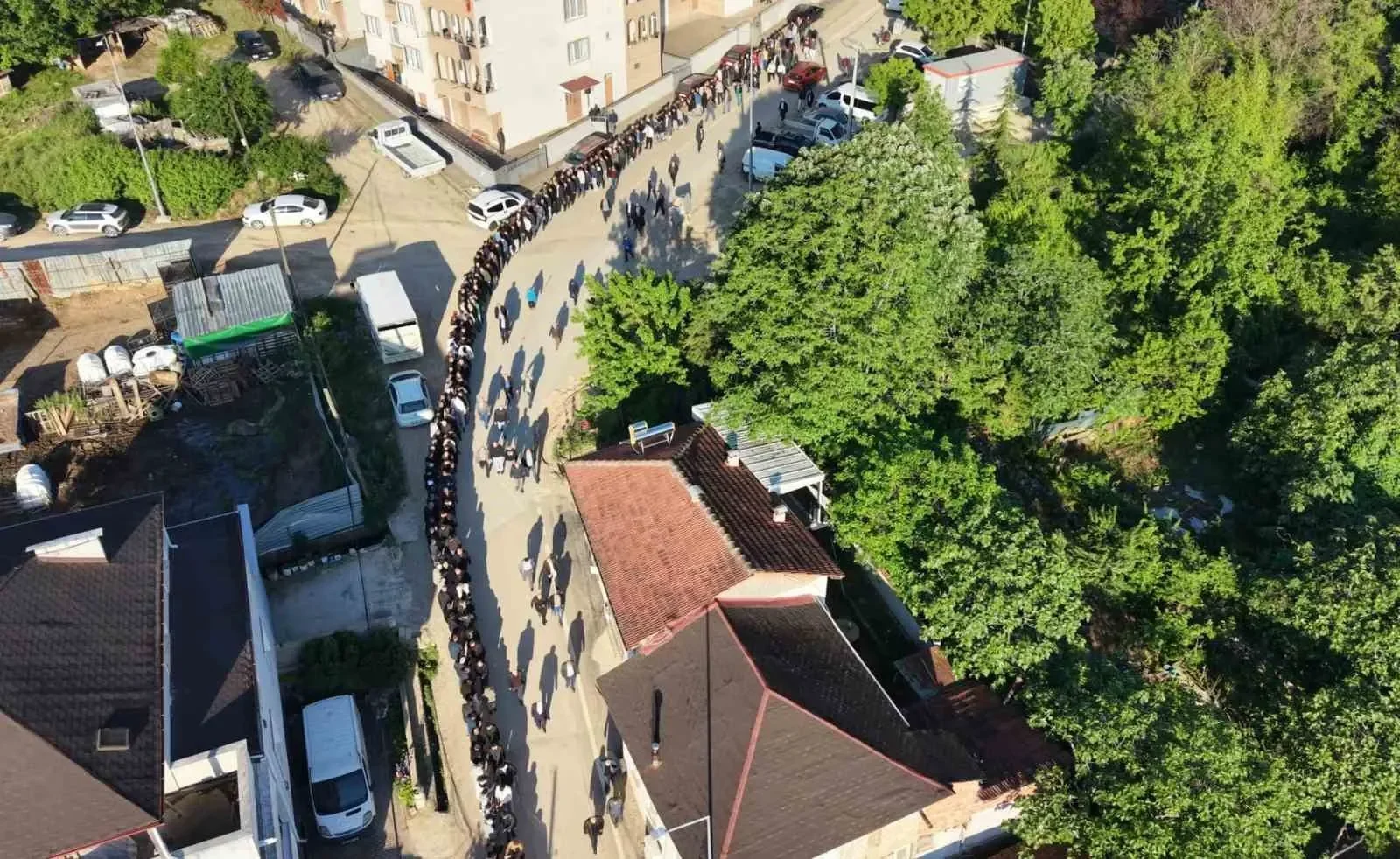 İnegöl Cerrah Mahallesi’nde 60 yıllık bayram kuyruğu geleneği