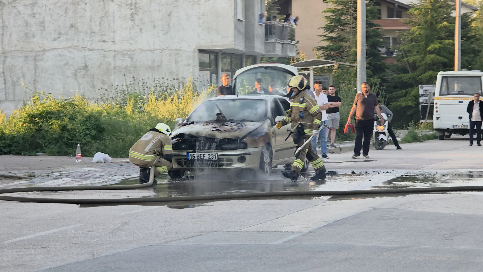 İnegöl'de seyir halindeki otomobilin motoru alev aldı