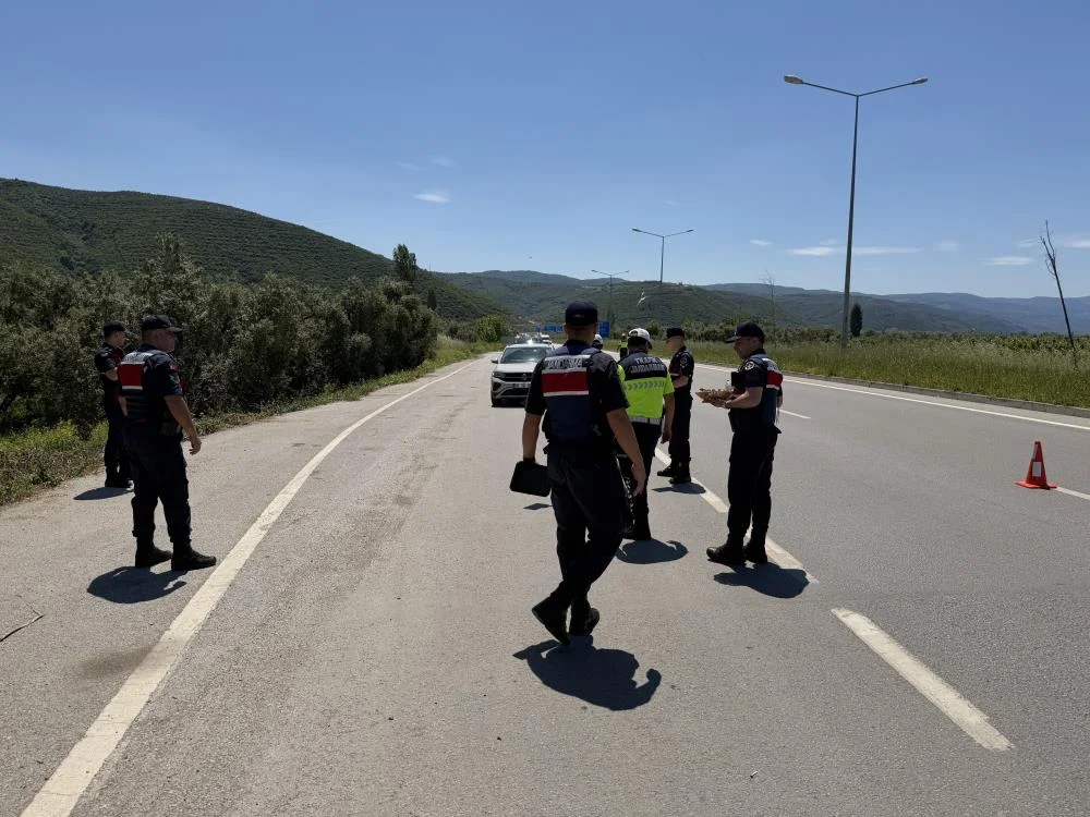 Jandarma bu kez ceza yerine bakın ne dağıttı!