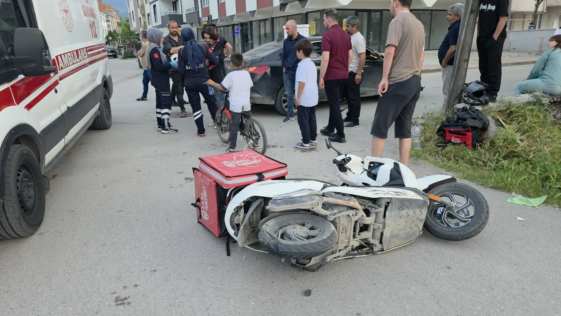 Kemalpaşa Mahallesi'nde otomobil ile motosiklet çarpıştı