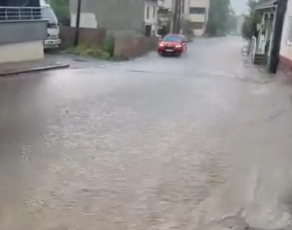 Yeniceköy'de dolu ve sağanak yolları göle çevirdi