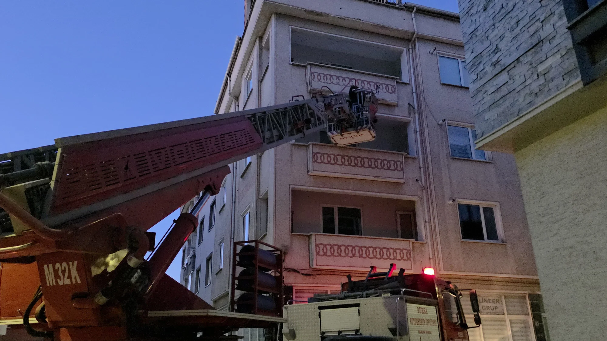 İnegöl'de 3. kattan atlamak isteyen genç kadın son anda kurtarıldı