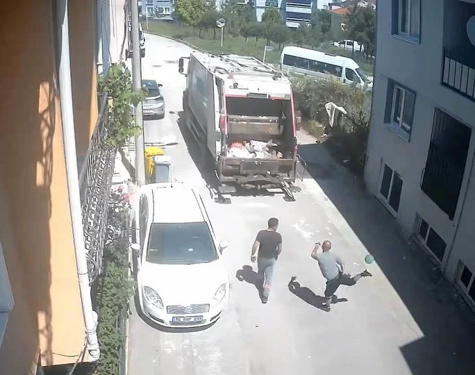 Temizlik İşçileri Topu Görünce Dayanamadı