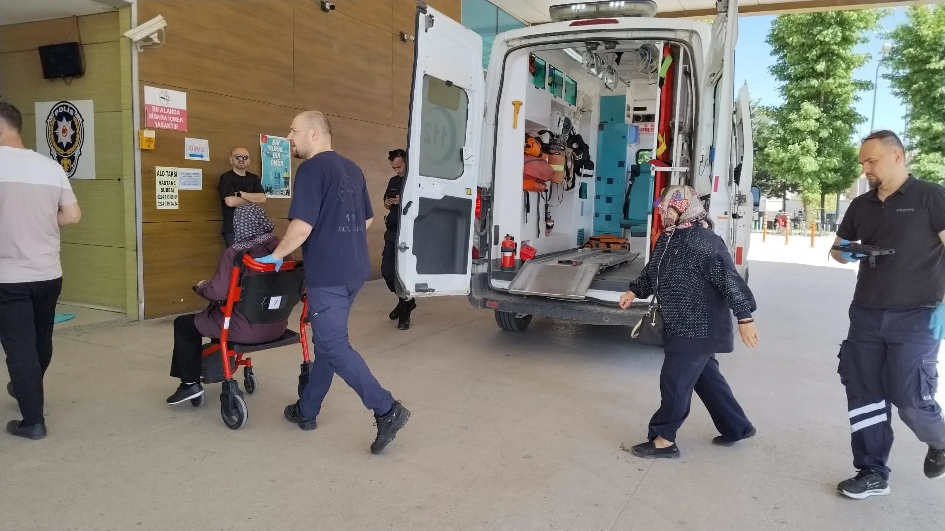 İnegöl’de triporter devrildi: 1’i çocuk 3 kişi yaralı