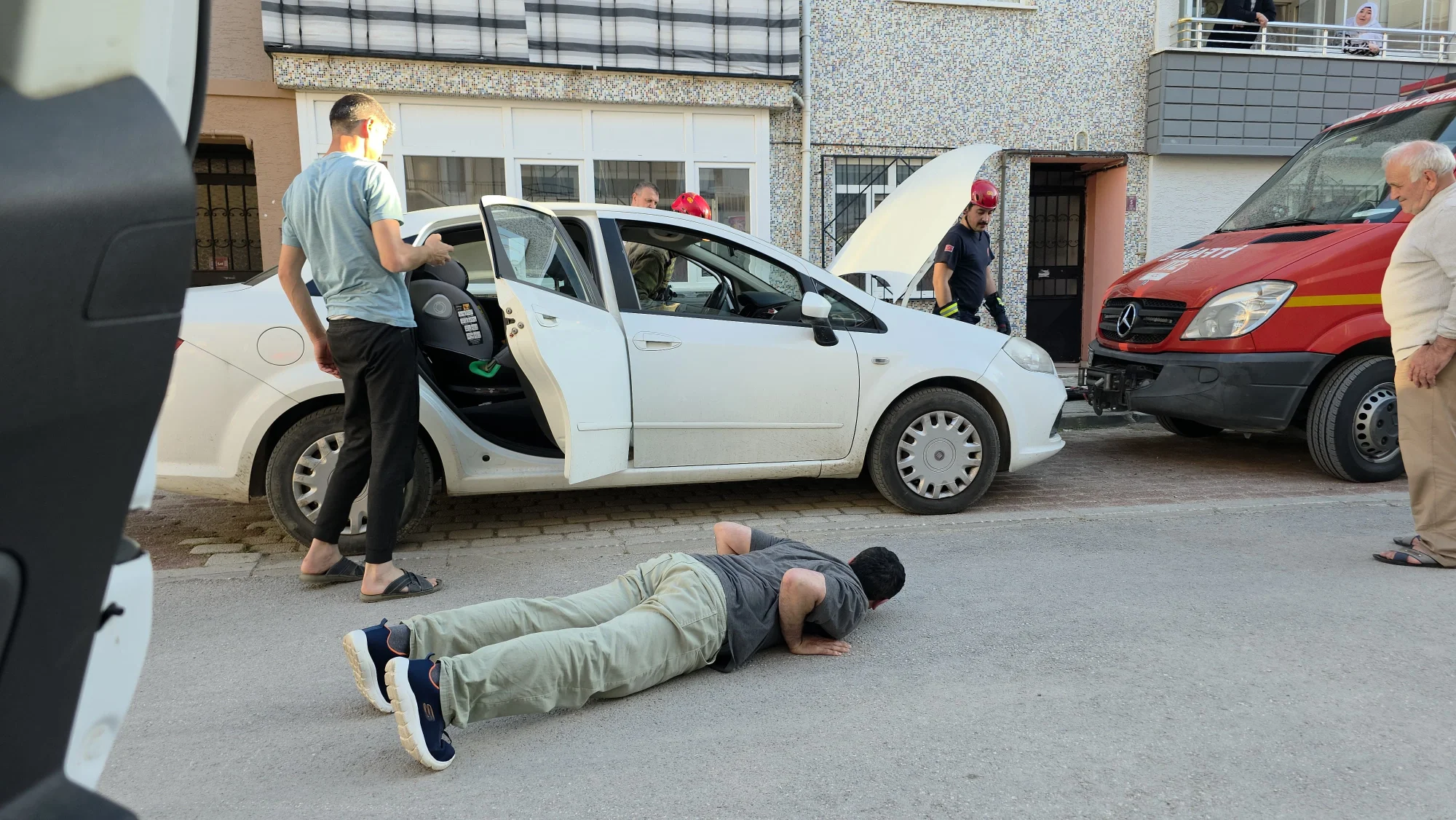 İnegöl'de park halindeki otomobile giren yılan paniğe yol açtı