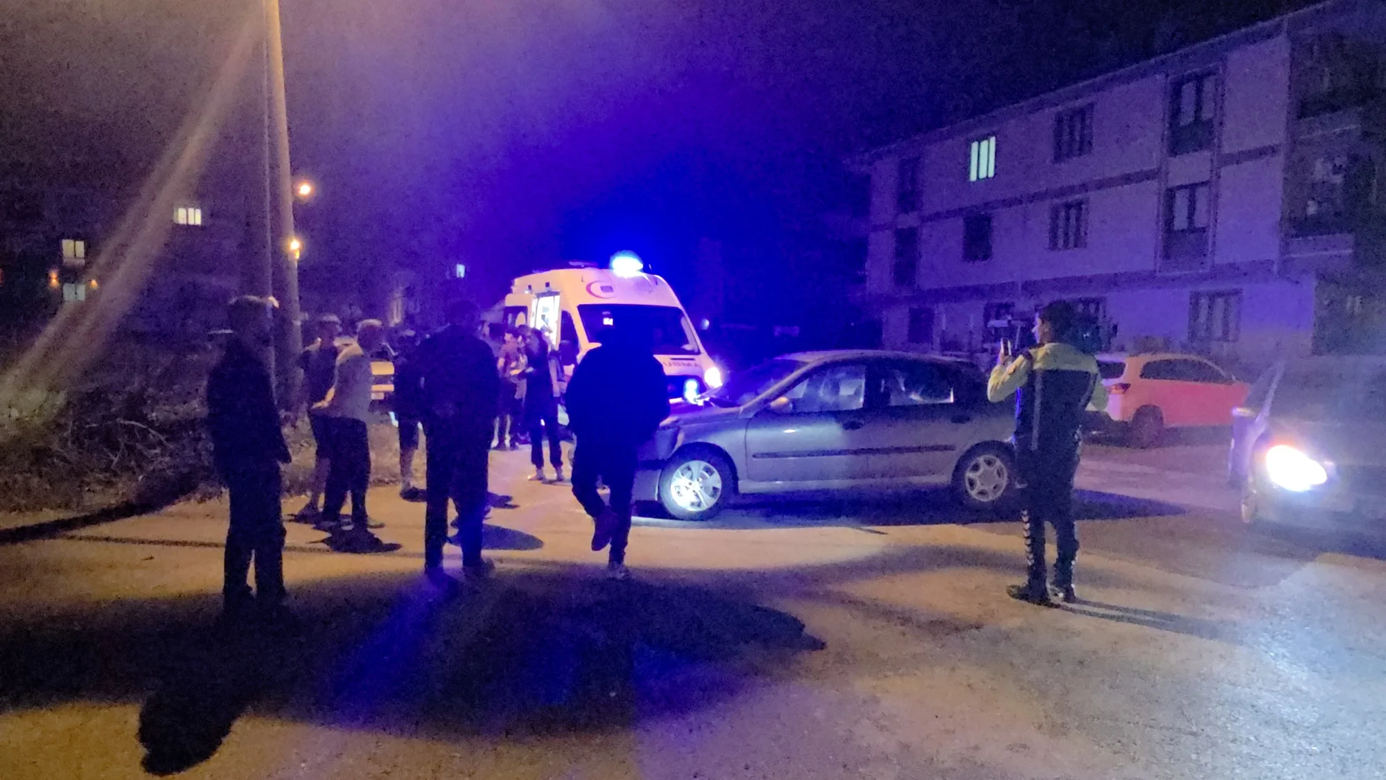 İnegöl Kemalpaşa Mahallesi'nde otomobil ile motosiklet çarpıştı