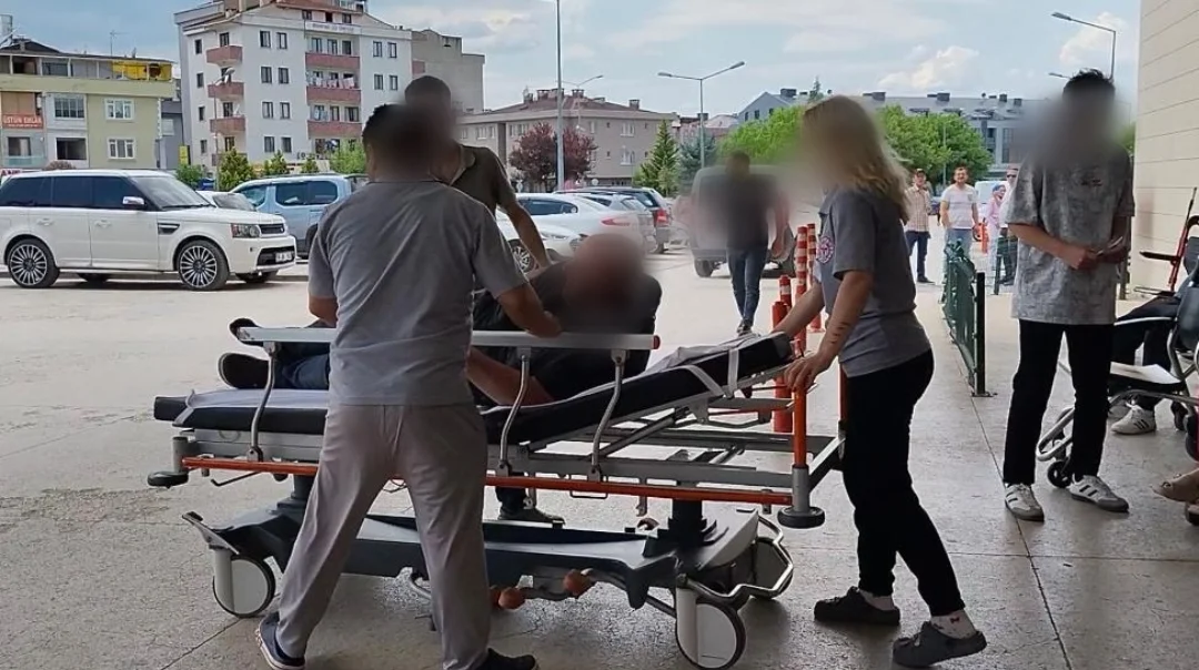 İnegöl'de bıçaklı kavga 1'i ağır 1'i polis 5 yaralı İnegöl'de bıçaklı kavga 1'i ağır 1'i polis 5 yaralı
