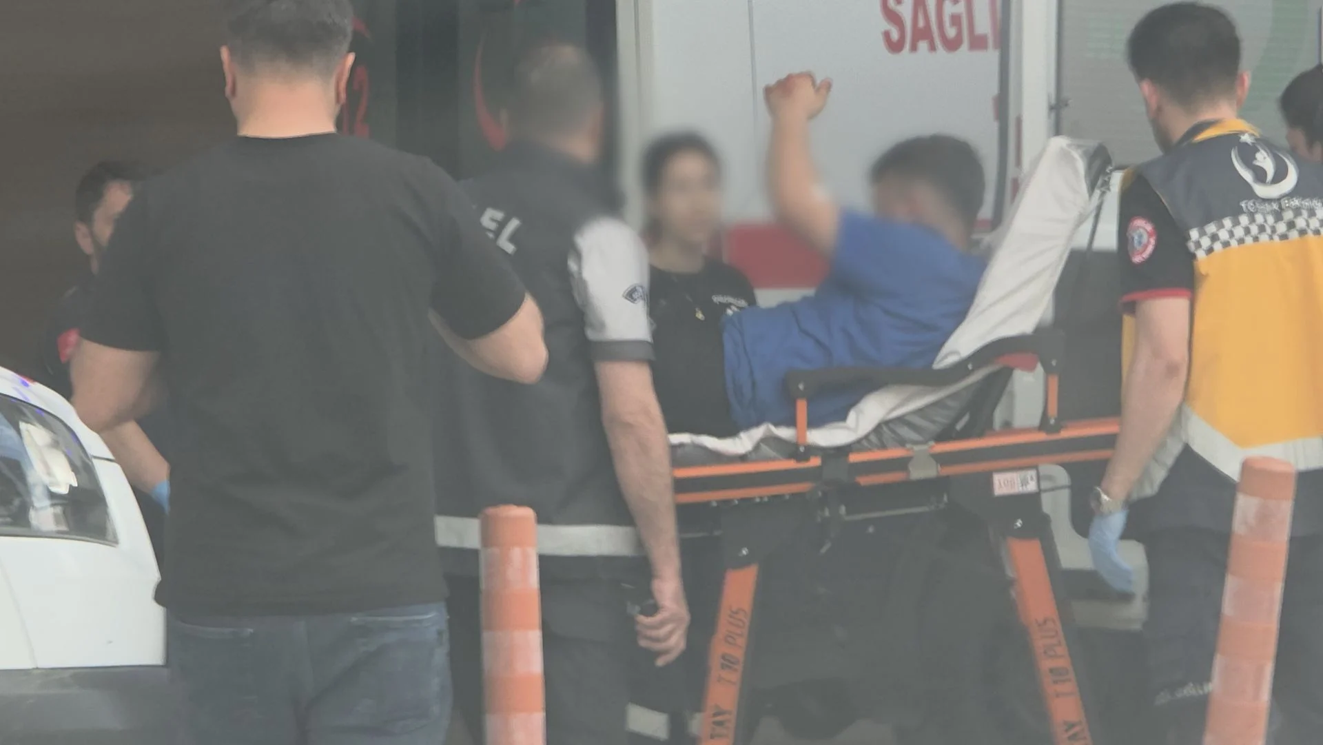 İnegöl'de bıçaklı kavga 1'i ağır 1'i polis 5 yaralı İnegöl'de bıçaklı kavga 1'i ağır 1'i polis 5 yaralı