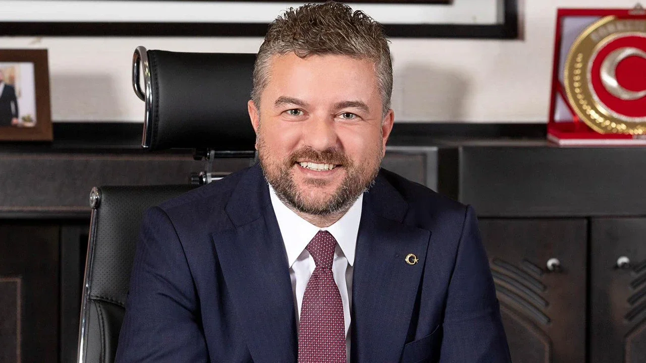İzmir Buca Belediye Başkanı Görkem Duman gözaltına alındı