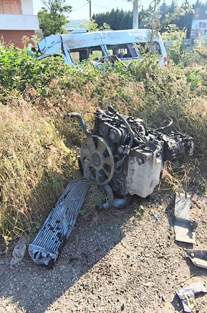 Servis minibüsü kaza yaptı! Çok sayıda kişi yaralandı Servis minibüsü kaza yaptı! Çok sayıda kişi yaralandı