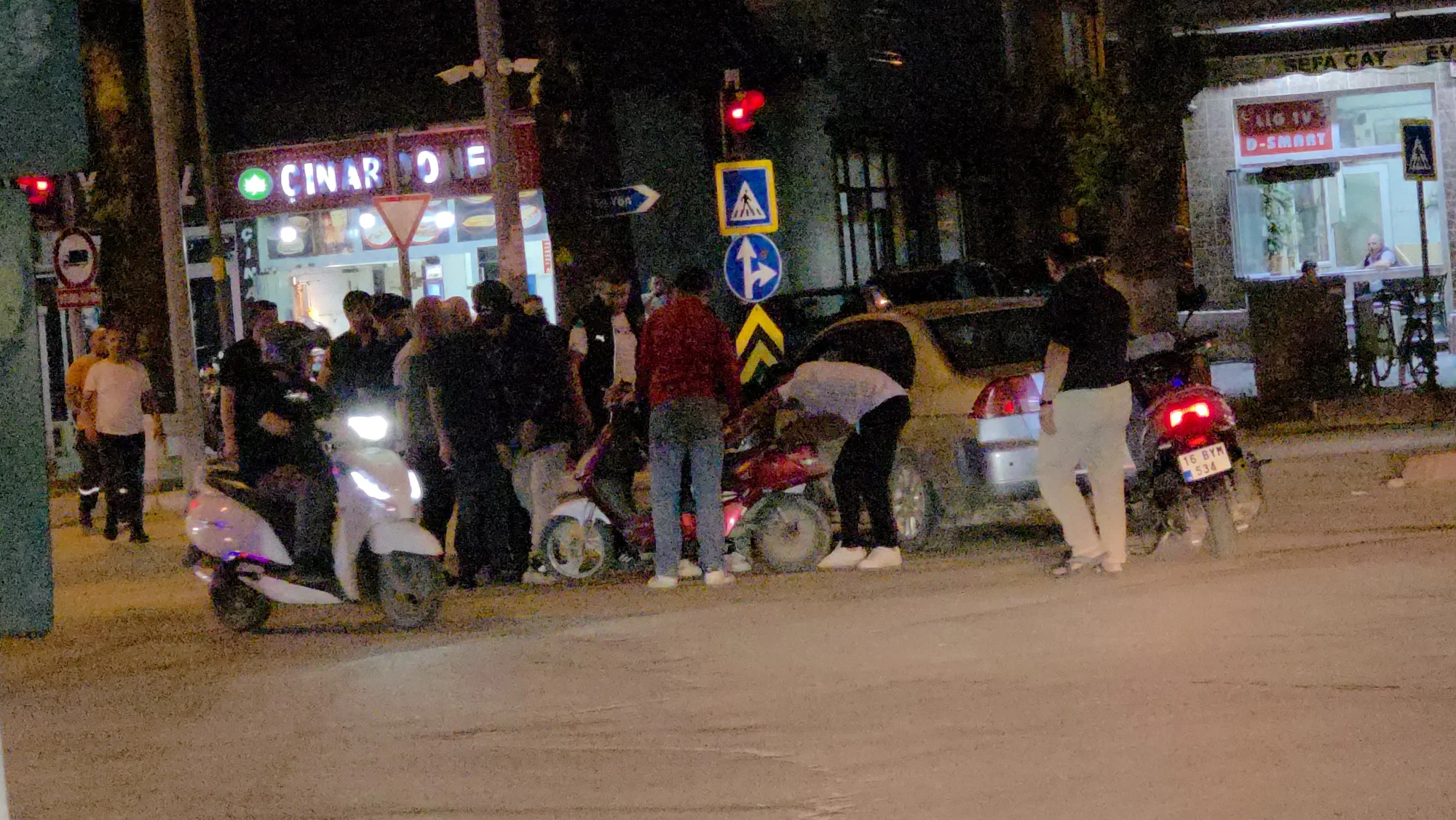 Ankara Caddesi'nde otomobil ile elektrikli bisiklet çarpıştı