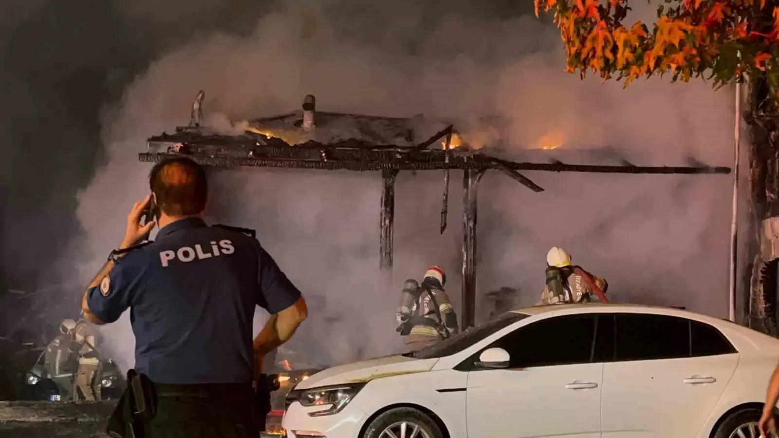 Bursa'da mobilya deposu alev alev yandı