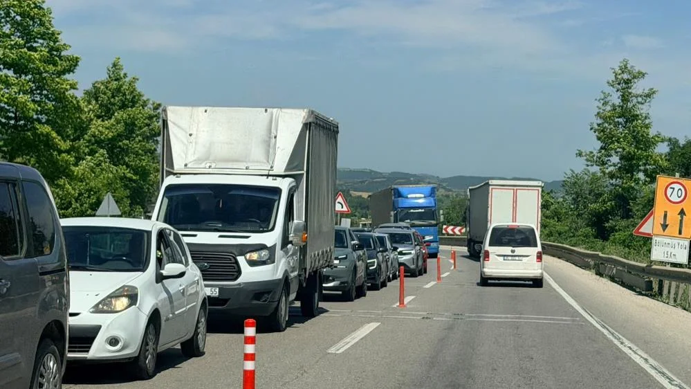 Bursa yolunda trafik kilitlendi! Araç kuyruğu metrelerce uzadı