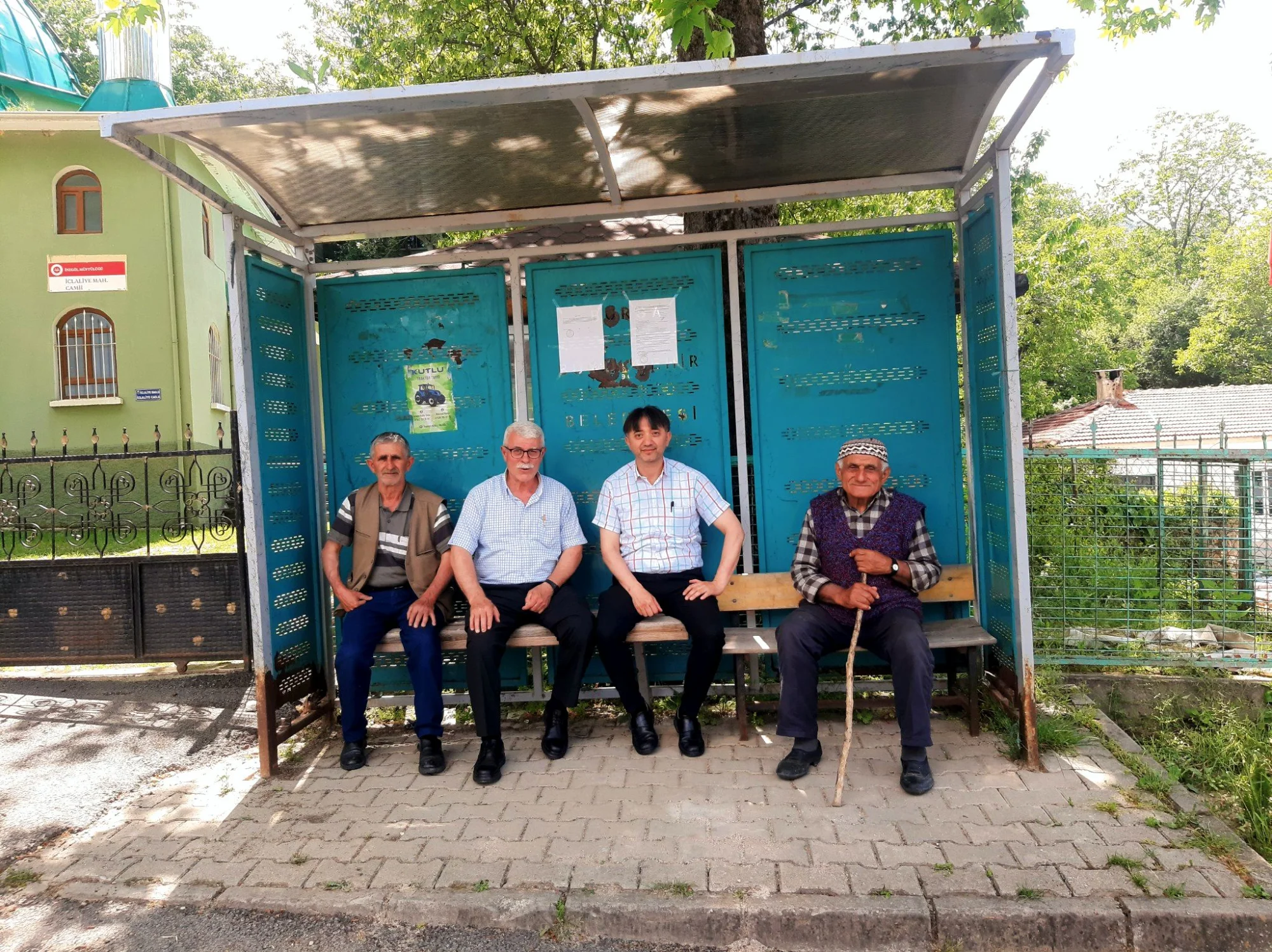 İclaliye’de yıllardır bekleyen durak: Otobüs hâlâ yok